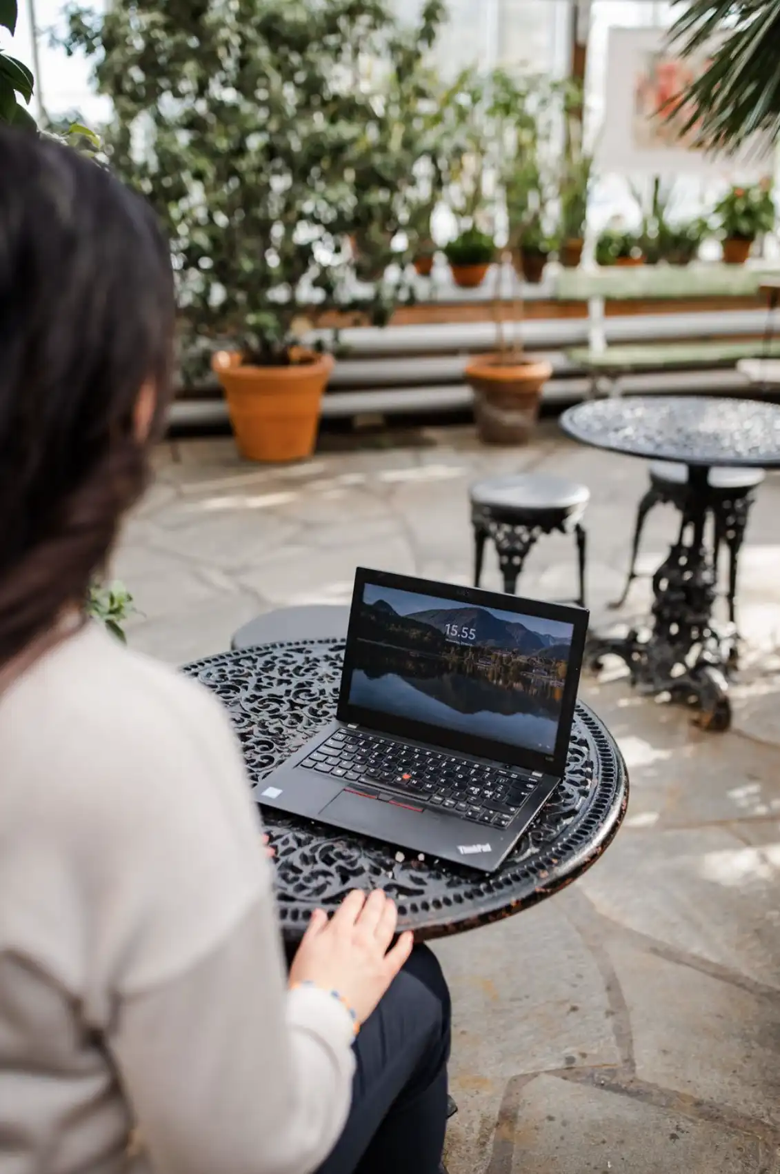 Arbetsverktyg – laptop i orangeriet